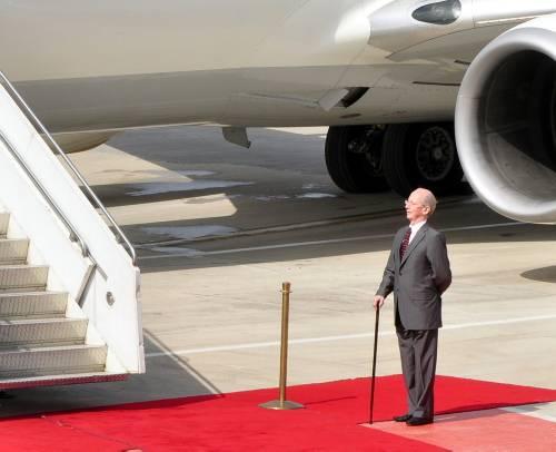 Resmi bir ziyaret için Türkiye'de bulunan İrlanda Cumhurbaşkan'ının Türkiye'den ayrılışı sırasında İrlanda'nın Ankara Büyükelçisi Tom Russell havalimanı apronunda tüm protokol görevlilerinden önce yerini alarak beklemişti.