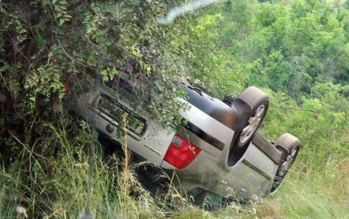 Güney Afrika'nın Johannesburg kentinde bir doğal parkta 5 tonluk fil, içinde iki kişinin bulunduğu otomobile oyuncak araba muamelesi yaparak, kendine ait patika yolundan uçuruma itti. O anlar kare kare fotoğraflandı: