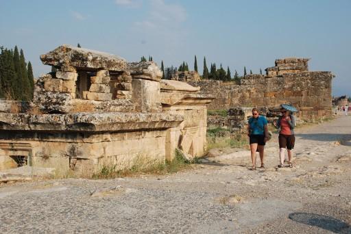 GUNESIN RENKLENDIRDIGI GOKYUZUNDEN AKSAM ISIKLARI YAYILIRKEN TUMULUS VE EV TIPINDEKI BU MEZARLARIN ARASINDAN YURUYEREK KENTTEN CIKMAK, AYRI BIR ATMOSFER YASATIYOR