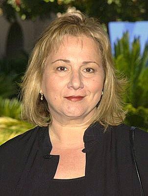 Acil Servis, Kayıp, Batı Kanadı  gibi başarılı TV dizilerindeki yapımcı ve yönetmenlikleriyle tanınan Yönetmen Mimi Leder, 1998'de, dönemin özel efekt açısından en iddialı yapımlarından Derin Darbe ile bilim-kurgu sinemasına yatkınlığını ispatladı