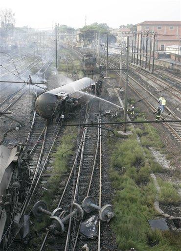 İtalya Viareggio kasabası istasyonunda raydan çıkan, sıvılaştırılmış doğal gaz yüklü iki vagonda meydana gelen patlama sonucu onlarca kişi öldü, ortalık savaş alanına döndü