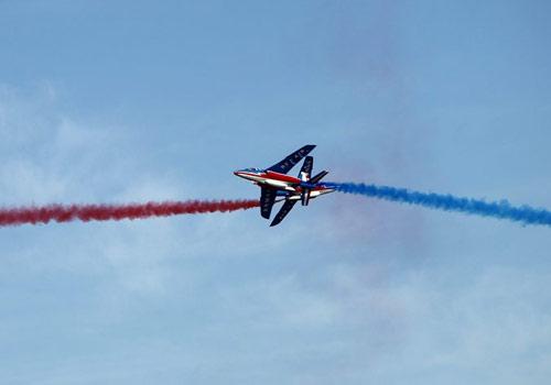 Dubai, Birleşik Arap Emirlikleri'nde gerçekleştirilen Dubai Air Show'un son gününde Fransız akrobasi ekibi, Dubai Uluslararası Havalimanı'nda izleyenlerin ağzını açık biraktıran bir gösteri düzenledi.