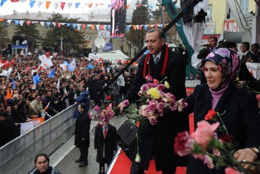 Başbakan Recep Tayyip Erdoğan yerel seçim gezilerinde bugünkü durağı Van'dı. Yoğun kalabalığın gözlemlendiği mitingde Erdoğan, Baykal'a miting dersi verdi