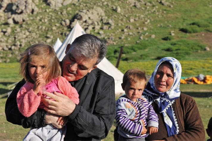 Yayladaki vatandaşlarla sohbet ettiği sırada çekilen fotoğraflara da sayfasında yer veren Cumhurbaşkanı Gül, bir çocuğu kucağına alarak sevdiği fotoğrafıyla ilgili de ''Sabah saat 06.30'da yaylada çocuklar çoktan uyanmış oluyorlar'' mesajını yazdı.