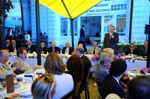 Büyükada'da azınlık cemaatlerin liderleri ile buluşan Başbakan Erdoğan, "Demokratik açılımın mücadelesini, kavgasını veriyoruz, eğer birilerinin ağzına bakacak olsak, bu adımı atmamız mümkün değil'' dedi.