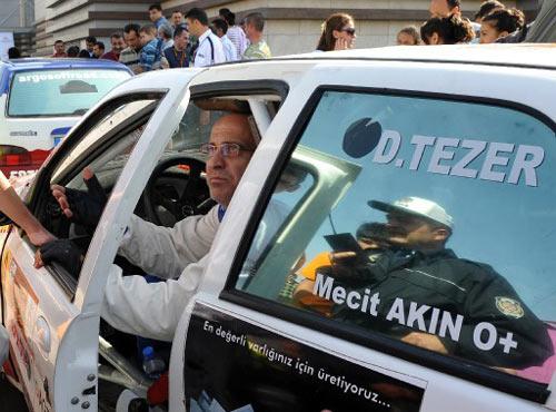 Bu yıl ilki düzenlenen Başkent Rallisi'nde modifiyeli araçlar piste çıkacakken, yarışa katılanları hayrete düşüren bir olay yaşandı. Ralli alanına dalan trafik polisleri, katılan araçlara denetim yaptı, ruhsat istedi