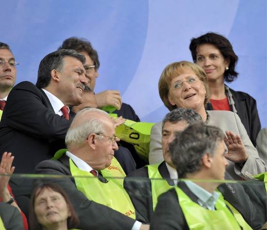 Gül ve Merkel yanyana izliyor