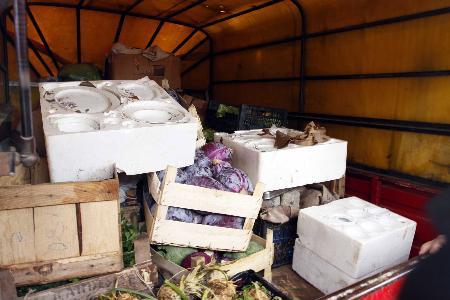 Polis, sel sularının etkisiyle içindeki malların dışarı saçıldığı marketi yağmalayan bir adamı gözaltına aldı