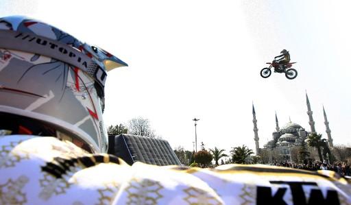 Dünya Motokros Şampiyonası'nın, İstanbul'da yapılacak 3. ayağı öncesi, dünyanın en usta motokrosçuları Sultanahmet'te akrobasi gösterileri yaptı.