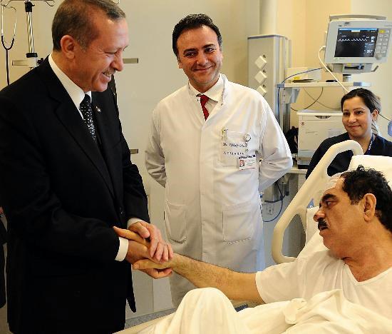 "İbrahim Tatlıses'i aday gösterecek misiniz?" yönündeki ısrarlı sorular üzerine Erdoğan, "Müracaatını aldım" diyerek esprili bir yanıt verdi.