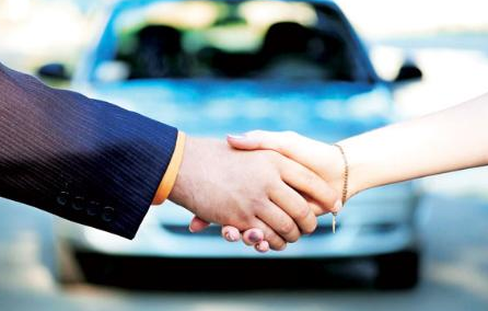 Uluslararası piyasalardaki hareketlilikle birlikte artan döviz kuru karşısında köşeye sıkışan otomotiv firmaları, zam yapmamak için direnirken, ellerindeki 2011 model stoğunu bitirmek için de kampanyalara sarıldı.
<br><br>
Ağustos'ta günde 12.5 liraya otomobil sahibi yapan fırsatlardan, 15 bin TL'lik indirimlere, ödemeleri 5 ay ötelemeden, sıfır faiz ve dondurulan döviz kurlarına kadar bir çok fırsat sunuluyor.<br><br>
<strong>
İşte o kampanyalar...<strong>