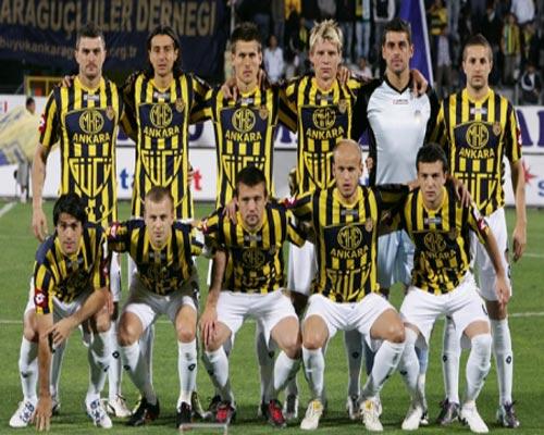 <STRONG>ANKARAGÜCÜ</STRONG><BR>
Spor Toto Süper Lig'de zor günler geçiren Ankaragücü, geride kalan 8 haftada hala galibiyetle tanışamadı.

Sarı-lacivertli başkent temsilcisi, oynadığı 8 maçta sadece 1 beraberlik alarak 1 puanla ligin dibine demir attı. Ankaragücü tek puanını da ligin 4. haftasındaki Başkent derbisinde Gençlerbirliği ile 1-1 berabere kalarak almıştı.