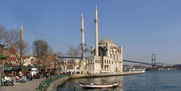 7- Büyük Mecidiye Camii: Semtinden dolayı Ortaköy Cami olarak bildiğimiz Büyük Mecidiye Cami, 1853 yılında Balyan ailesinin İstanbul'a kazandırdığı eserlerden. Boğaziçi'nde eşsiz bir konuma ve manzaraya sahip. 4 yanındaki geniş ve yüksek pencerelerden Boğaz'ın bütün ışıkları sızıyor içeri. Akşamlarıysa cephesi beyaz kesme taştan, kubbe duvarları pembe mozaikten yapılan bu caminin ışıklandırması yansıyor Boğaza.