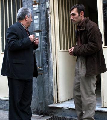 BABA, KOLLARINDAKİ MİNİK &Ccedil;OCUĞUNU G&Uuml;&Ccedil;L&Uuml;KLE TAŞIRKEN G&Ouml;Z&Uuml;YAŞLI ANNE YAKINLARI TARAFINDAN TESELLİ EDİLDİ.