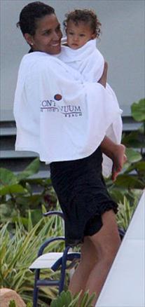 carlı oyuncu Halle Berry, kızı Nahla'nın doğumundan 15 ay sonra, top model eşi Gabriel Aubry ve kızıyla Miami'de tatil yaptı. Çiftin mutluluk tabloları düşman çatlattı