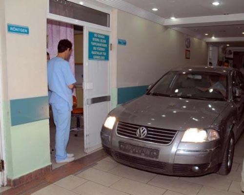 Samsun Devlet Hastanesi Başhekim Yardımcısı Dr. Abdullah Taşkın, magandalardan kaçtığı hastanenin bahçesinde fren yerine gaza basınca otomobiliyle acil servise girdi.