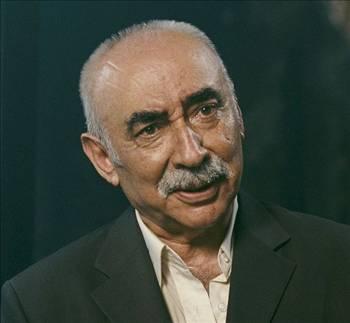 - Gönül Yarası filmi zamanında siz ve Yavuz Turgulla yaptığım röportajda Turgul demişti ki; Bu beğeni ve beklenti işi zorlaştırıyor, özgürlüğümüzü kısıtlıyor, baskı yaratıyor...
- Evet işimiz zorlaşıyor gittikçe, çünkü beklenti yüksek. Bir de ben tuhaf bir serüven yaşadığım için... Yani hem komedi oyunculuğu, hem başka oyunculuklara girdiğim için yelpaze geniş. Yelpaze geniş olunca da, Bunu yaptı, şunu yaptı, bakalım şimdi ne yapacak, diye yüksek bir beklenti var. Çok düzgün olma durumu da etrafı rahatsız edebilir çünkü herkesin hayatı çok düzgün değil! Hata yap artık be adam beklentisi de var açıkçası.