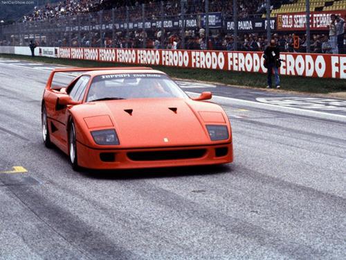 Ferrari F40. 'Şahlanan At'ın 40ıncı yılını kutlayan model zamanının en hızlı otomobili idi.