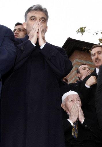 Kalp krizi sonucu vefat eden işadamı Hasan Kalyoncu (59) için düzenlenen cenaze töreni Cumhurbaşkanı Abdullah Gül-Necmettin Erbakan buluşmasına sahne oldu.