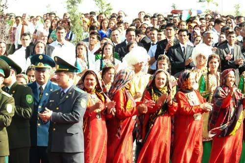 Berdimuhammedov, gece-gündüz ısı farkı en büyük şehirlerinden birinde dünyanın en tuzlu gölünün kıyısına dillere destan bir tesis, muhteşem bir açılış yaptı ama gazetecilerin şovu görüntülemesi için elden gelen arkaya konmadı! Bunlar kurtarılabilenler...