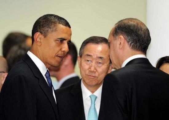 G-8 toplantısı, liderlerin aile fotoğrafı çektirmelerinin ardından İtalya Başbakanı Berlusconi'nin düzenlediği bir basın toplantısıyla sona erdi. Zirveye liderlerin çapkın bakışları damga vurdu.
