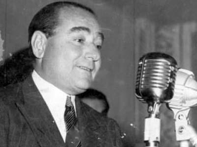 İLK ÖZELLEŞTİRMEYİ BABAM YAPTI Babam Afyon milletvekili olarak 1955te Ankaraya geliyor. Kısa süre sonra Ulaştırma Bakanı oluyor. En önemli iş devlet hava meydanları işletmesini basınla ortaklaşa ve basından da - ki o basın Menderesle kavgalı- Ahmet Emin Yalman, Falih Rıfkıyı ortak ederek Türk Hava Yollarını kuruyor. 1 Mart 1956. Türkiyedeki ilk özelleştirme bu. Devlet işletmesi yeteri kadar olgun hâle geldiği için bir anonim ortaklık hâline getiriyor. 57de THYnin beş kuruşu yokken İngilterenin büyük havayolu ile yüzde 25 ortak oluyor. Babam, Nazlı Ilıcakın babası ve Mesut Yılmazın amcası İzzet Akçal teknik bakanlık yaptılar. Akçal, Nazım Hikmetin Bursada hapiste olduğu dönemde Bursa savcısıydı. Muammer Çavuşoğlu bayındırlık bakanlığı müsteşarlığından gelmeydi. Halk Partisinin bürokratları bunlar. Menderes alıyor onları teknik bakanlıklara getiriyor ve bunlar da çok başarılı oluyorlar.
