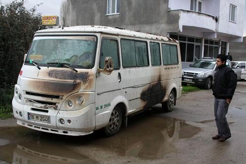 Bursa'nın merkez Yıldırım ilçesinde, 2 katlı ahşap evde çıkn yangında 7 aylık hamile bir kadın ve 2 çocuğu yanarak hayatını kaybetti. Ev sahibi ise yanar halde havuza atlayarak kurtuldu.