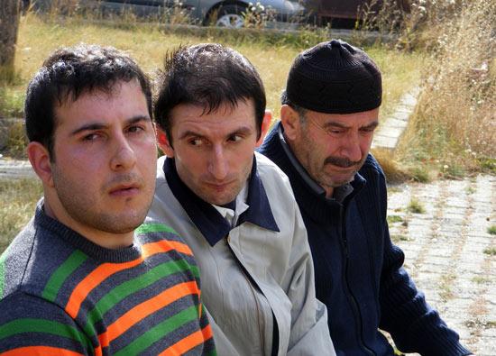 Erzurum'un Palandöken ilçesinde yaşayan Arslanoğlu ailesinin 4 ferdi, teşhis edilemeyen bir hastalıkla mücadele ediyor. Ailenin iki çocuğu el ve ayaktan düşüp konuşamaz hale gelirken, baba dieğr kardeşte de hsatalık belirtisi var.