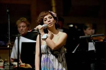 Sertab Erener

Şarkıcı Sertab Erener ve sevgilisi Demir Demirkanın mortgage (ipoteğe dayalı uzun vadeli gayrimenkul satın alma sistemi) danışmanlığı ve inşaat alanında faaliyet gösteren bir şirketi var. Daha önceleri kendi mesleklerine yakın işlerde ticaret yapan ikili, gayrimenkul alanında da hızla ilerliyor. 'Demirkan Yatırım İnşaat Sanayi ve Dış Ticaret' adını verdikleri şirketlerinin sermayesi 100 bin TL. Son kurdukları şirketleriyle birlikte toplam beş şirketleri olan ikilinin, yatırım şirketinin merkezi Cihangir Sıraselviler Caddesinde bulunuyor.