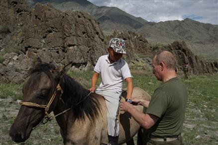 Baykal Gölü'ne mini denizaltıyla dalan, balinanın sırtına verici takan Rusya Başbakanı Vladimir Putin, Türkiye ziyareti öncesi Sibirya'da da şov yaptı. İşte Putin'in Sibirya'ya maceraları