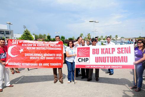 Bu arada, havalimanında bazı partililer, Baykal'a destek ifadeleri içeren pankartlar açtı.