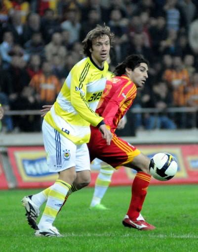 Kadir Has'ta oynanan ilk maçta F.Bahçe 10 kişi tamamladığı maçta Kayseri'yi mağlup ederek zirve ile puan farkını 3'e indirdi.