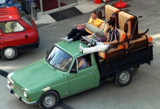 Samsun'da Mr. Bean filmlerinden alınmış bir sahne gibi duran bu manzarayı görenler şaşkınlığını gizzleyemezken, kamyonettekilerin keyfi yerindeydi.