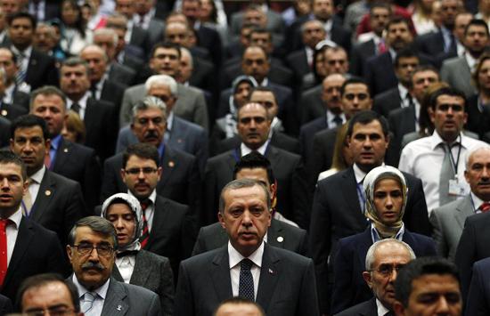 AK Parti Genel Başkanı ve Başbakan Recep Tayyip Erdoğan parti üyeleriyle Ankara'daki parti genel merkez binasında bir araya geldi. Reuters muhabiri Ümit Bektaş da İstiklal Marşı okunurken bu kareyi çekti.