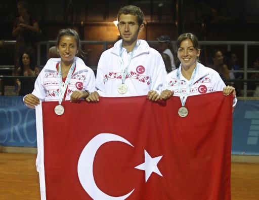 Çağla Büyükakçay, Pemra Özgen de madalyalarını aldı. Gümüş Madalyaları raketlerimiz birlikte poz verdiler...