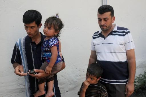 Mersin'de minibüste kilitli kalan ve sıcak hava nedeniyle zor anlar yaşayan 2 çocuk, aracın bırakıldığı otoparkın görevlisince çıkarıldı