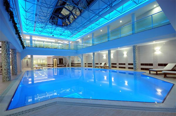 Dünyada ilk kez uygulanan bir model ile yurt klasmanında çıtayı yükselterek 5 yıldızlı otel konforunda hizmet veren Kampüsaray, öğrencilere özel banyo, tuvalet, buzdolabı,televizyon ve telefonu olan farklı oda seçenekleri sunarken, yüzme havuzu, sauna, bilardo ve spor salonu gibi yurtlarda alışık olmadığımız çeşitli aktivitelerden de ücretsiz olarak yararlanma imkanı sağlıyor. Adan Zye bir öğrencinin ihtiyacı olan her şeyin sağlandığı bu lüks yurtta özürlü öğrenciler içinde çift asansör ve özel banyolar gibi detaylar da yer alıyor.