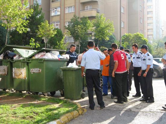 İstanbul'un Başakşehir ilçesinde 2. Etap içerisindeki site içerisindeki çöp bidonlarının yanı başında suikast silahı Uzi bulundu. Silahı çöp diye konteynıra atmak isteyen görevli buldu.