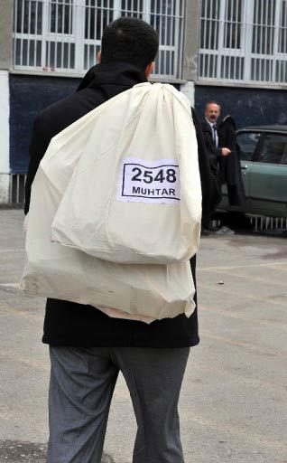 29 Mart pazar günü gerçekleştirilecek olan yerel seçimlerde vatandaşların kullanacakları oy pusulaları ve zarfları mühürlü çuvallar içinde görevlilere teslim edildi.