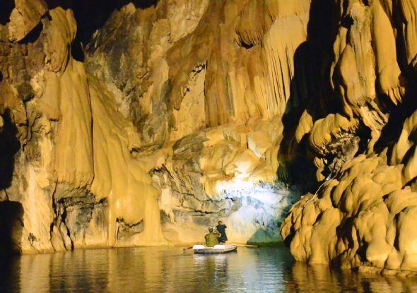 Antalya-İbradı'da köylüler tarafından keşfedilen 2 bin 500 metre uzunluğundaki Altınbeşik Mağarası'nı ziyaret eden yerli ve yabancı turist sayısı her gün artıyor.