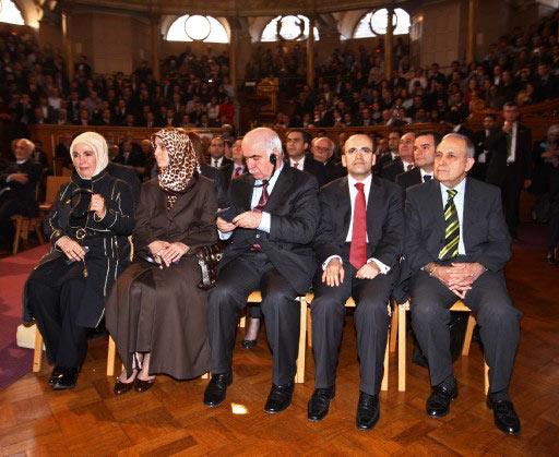 BASBAKAN ERDOGAN, OXFORD UNIVERSITESI ISLAM ARASTIRMALARI MERKEZINDEKİ TOPLANTISINA DEVLET BAKANI VE BASBAKAN YARDIMCISI NAZIM EKREN, DEVLET BAKANI MEHMET SIMSEK VE BASBAKAN ERDOGAN'IN ESI ESI EMINE ERDOGAN DA KATILDI.