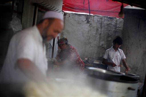 Kanlı olaylara ve katliamlara sahne olan Doğu Türkistan'da hayat devam ediyor. Acıyan yürekleri ve yaşlı gözleri ile yaşama tutunmaya çalışan Uygurlar işte böyle yaşıyorlar.