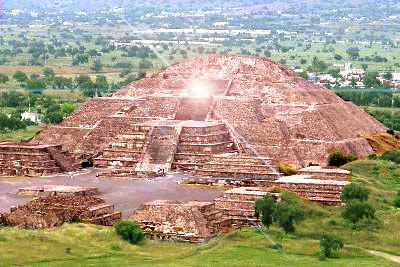 <p><strong><span style="color: #0000ff;">9. Teotihuacan, Meksika</span></strong></p>
<p><strong></strong>Teotihuacan (ya da okunuşuyla Teotihuakan) günümüzde Kolomb-öncesi K.Amerikanın en ünlü kenti olarak kabul edilmektedir. Kimler tarafından kurulduğu ve niçin aniden terkedildiği halen açıklığa kavuşmamış bu kadim metropolun kuruluş tarihi hakkında da farklı görüşler ileri sürülmektedir. Kentten söz eden -hiyeroglifik olmayan- hiçbir metin ve belge bulunmamaktadır.</p>