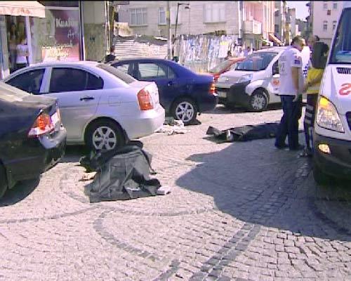 İstanbul Zeytinburnu'nda sokakta yürüyen üç kişiye siyah bir arabadan üç el ateş edildi. Çeçen oldukları öğrenilen üç kişi olay yerinde hayatını kaybetti.