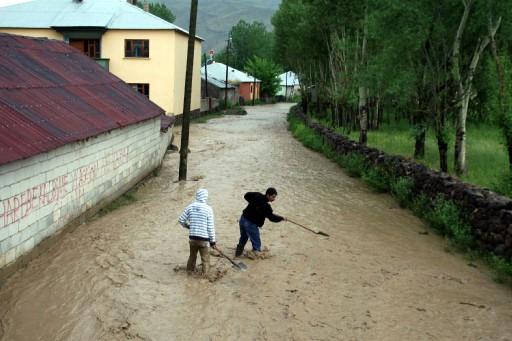 Van'ın Muradiye ilçesinde sel nedeniyle çok sayıda ev ve iş yeri zarar gördü.