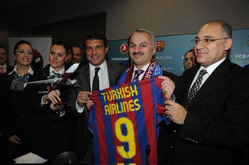 THY ile Barcelona Kulübü arasındaki ''resmi sponsorluk anlaşması'', Nou Camp Stadı'nda düzenlenen basın toplantısıyla duyuruldu. Temel Kotil ve Başkan Laporta'nın katıldığı tören renkli görüntülere sahne oldu.