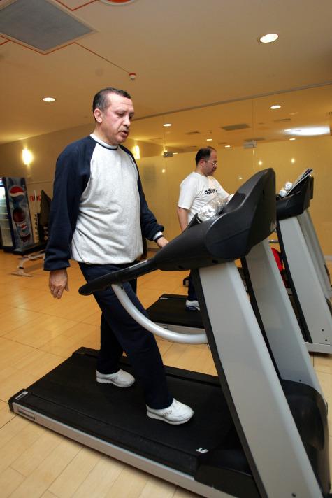 Erdoğan, bir törende plaket almak için koşar adım giden eski Deniz Kuvvetleri Komutanı Oramiral Metin Ataç'ın fotoğrafını görünce de gülerek ''Ooo, amiralime bak'' dedi.