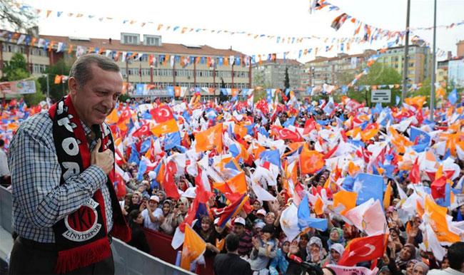 Konuyla ilgili medyaya da yüklenen Erdoğan, "Candaş medya, sizi çok iyi tanıyorum. Buradaki aktörleri de çok iyi biliyorum. Hiçbir zaman medya özgürlüğü, basın özgürlüğü ile bunlara kılıf çekemezsiniz. Biz sizinle iktidar olmadık. Biz milletle iktidar olduk, milletle yürüyeceğiz" şeklinde konuştu.