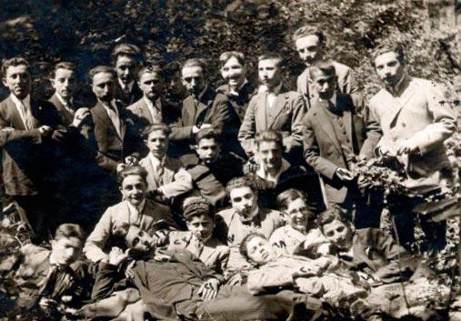 Kabataş Erkek Lisesi, 1913te, 15-16 yaşındaki bütün öğrencilerini cepheye gönderdi. Oradan geri dönen olmadığı için lise o yıl tek bir mezun bile vermedi. Bu resimdekiler de mezun olamayan öğrenciler arasındaydı...
