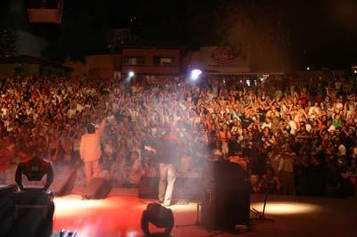 KÜLTÜRPARK AÇIKHAVA TİYATROSU
27 yıllık bir mekan

1983te inşa edilen Kültürpark Açıkhava Tiyatrosu Bursa Festivalinin ana sahnesi olarak pek çok önemli konsere ev sahipliği yapıyor. 3500 kişilik mekanın akustiğinin iyi, koltuklarının bir açıkhava tiyatrosuna nazaran rahat olduğu söylenebilir. Bursanın merkezinde yeralan mekanın 14 Temmuzdaki sanatçı konuğu Ferhat Göçer.